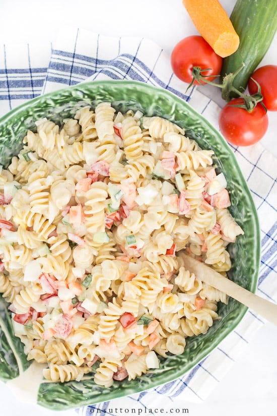 This easy pasta salad recipe is the perfect side dish for a summer picnic or gathering! Uses all fresh ingredients and can be made a day ahead. #pastasalad #salad #pastasaladrecipe #easy #summer rotini pasta salad recipe in bowl