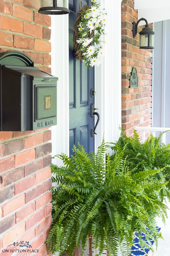 daisy flower wreath front porch with ferns