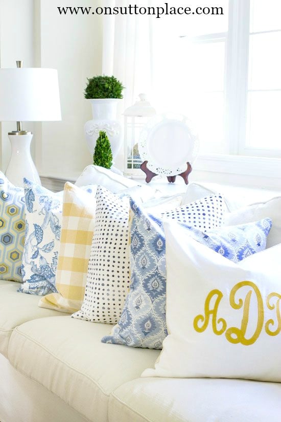 Row of pillows | 5 Tips for Mixing Fabric Patterns: tips and tricks from a DIY decorator that are super easy. Get the look you see in magazines all on your own!