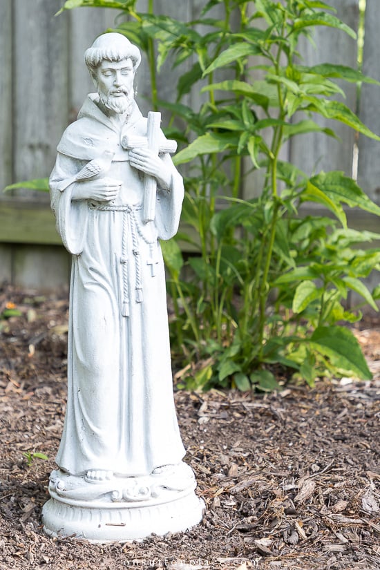 Easy garden art ideas that show you how to add your own personal style to your garden through garden art. Budget friendly options included! st francis statue in garden 2021