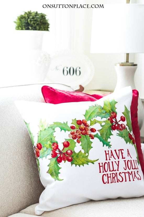 Simple Christmas Decor Ideas | Home Tour | Inspiration for decorating your home for Christmas in a simple and classic way. Festive and budget-friendly.
