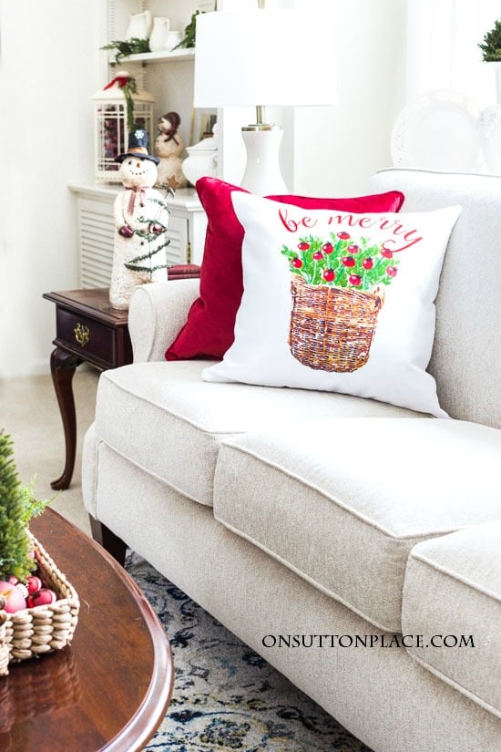 Simple Christmas Decor Ideas | Home Tour | Inspiration for decorating your home for Christmas in a simple and classic way. Festive and budget-friendly.