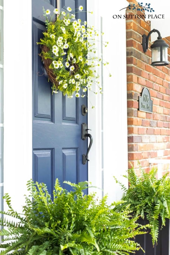 DIY Easy Fern & Daisy Summer Wreath | Add instant curb appeal by making this simple and quick summer wreath. Works on any color door!