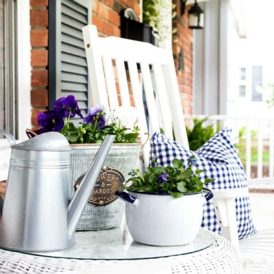 Summer Front Porch Decor: Gingham & Daisies