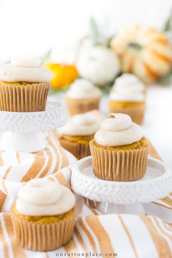 pumpkin snickerdoodle cupcakes with cream cheese frosting