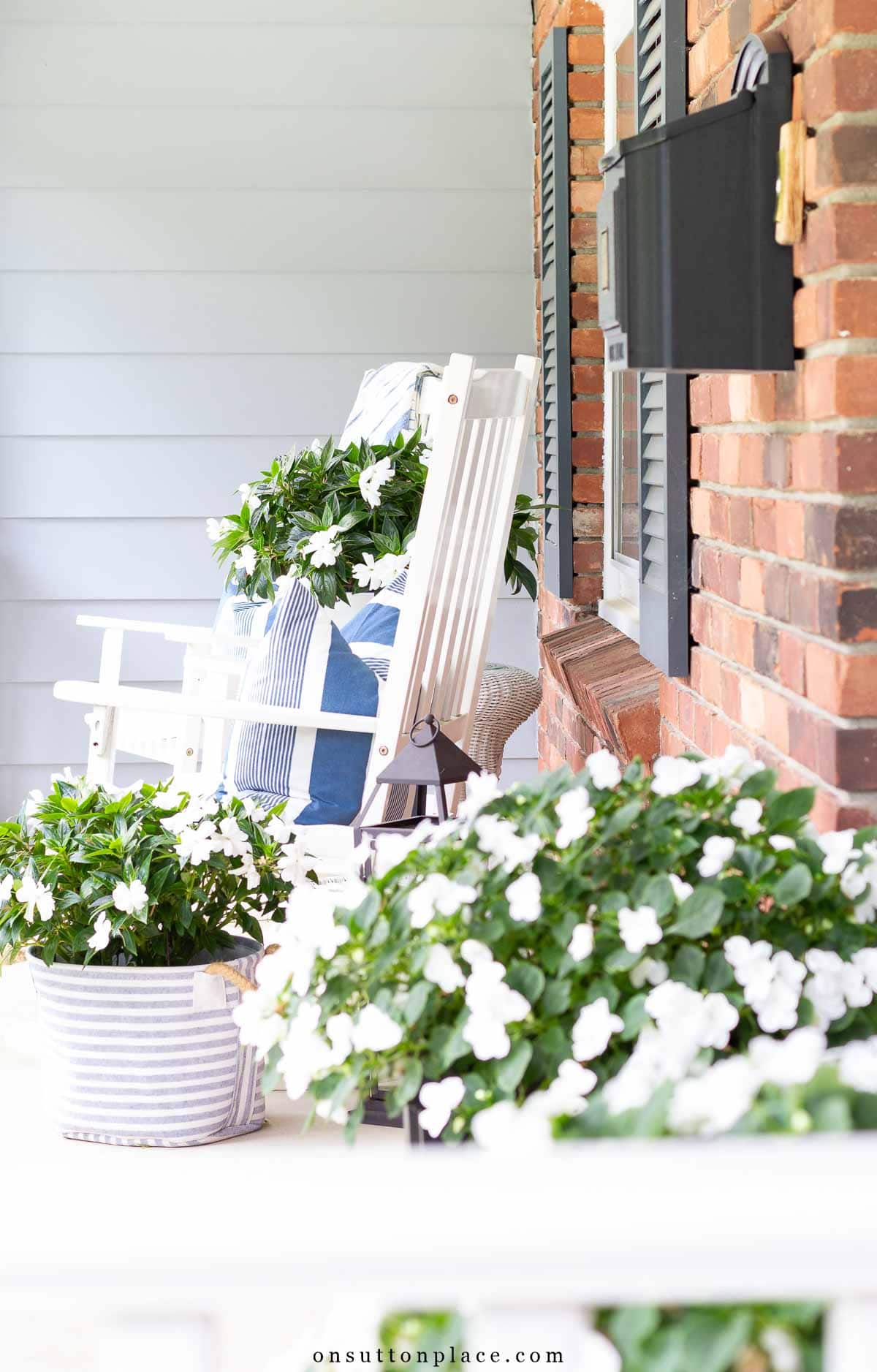 planter ideas with white impatiens