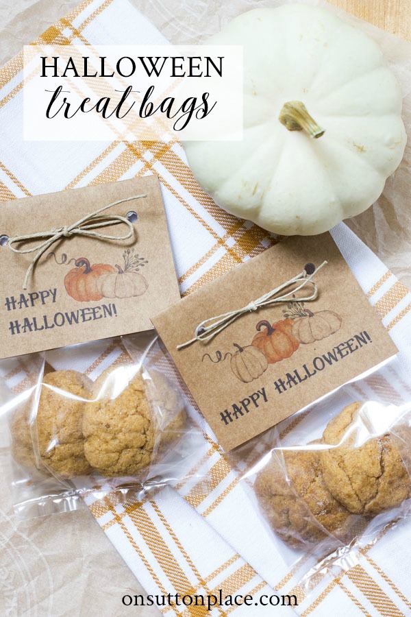 DIY Printable Happy Halloween Treat Bags that are perfect for gifts, school parties, and trick or treat. Just print, cut out, & attach to a cellophane bag. #halloween #trickortreat #halloweenprintable #printable #freeprintable #pumpkincookies #snickerdoodles