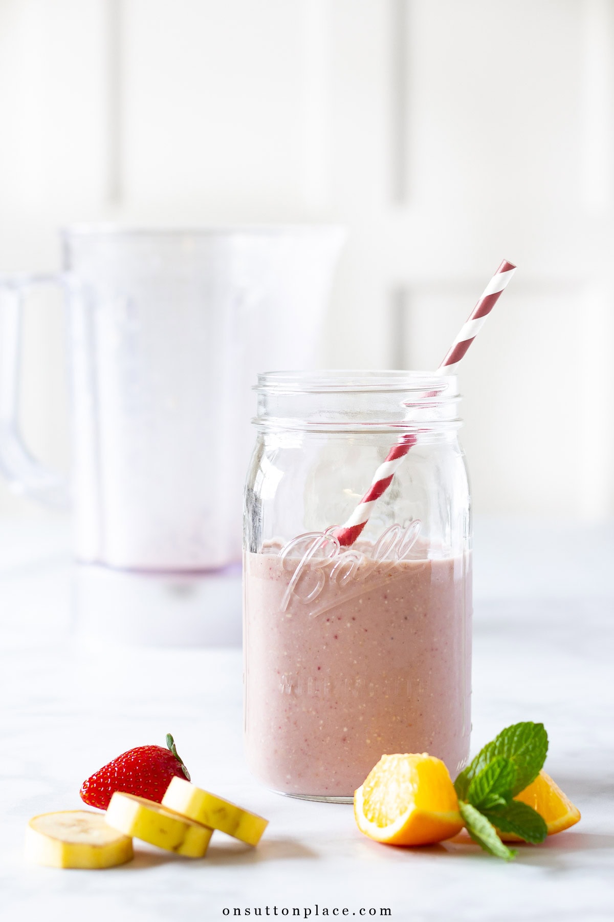 strawberry banana smoothie recipe for breakfast in mason jar