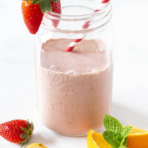 strawberry banana smoothie recipe in mason jar