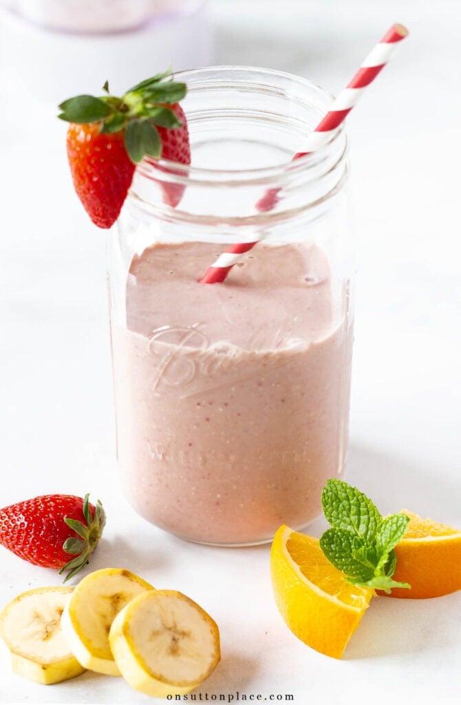 strawberry banana smoothie recipe in mason jar