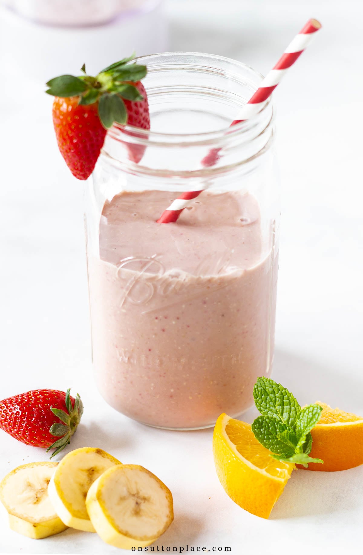 strawberry banana smoothie recipe in mason jar