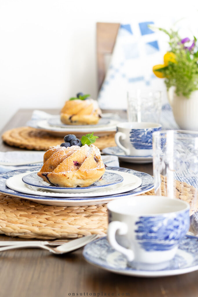 blue and white table setting ideas