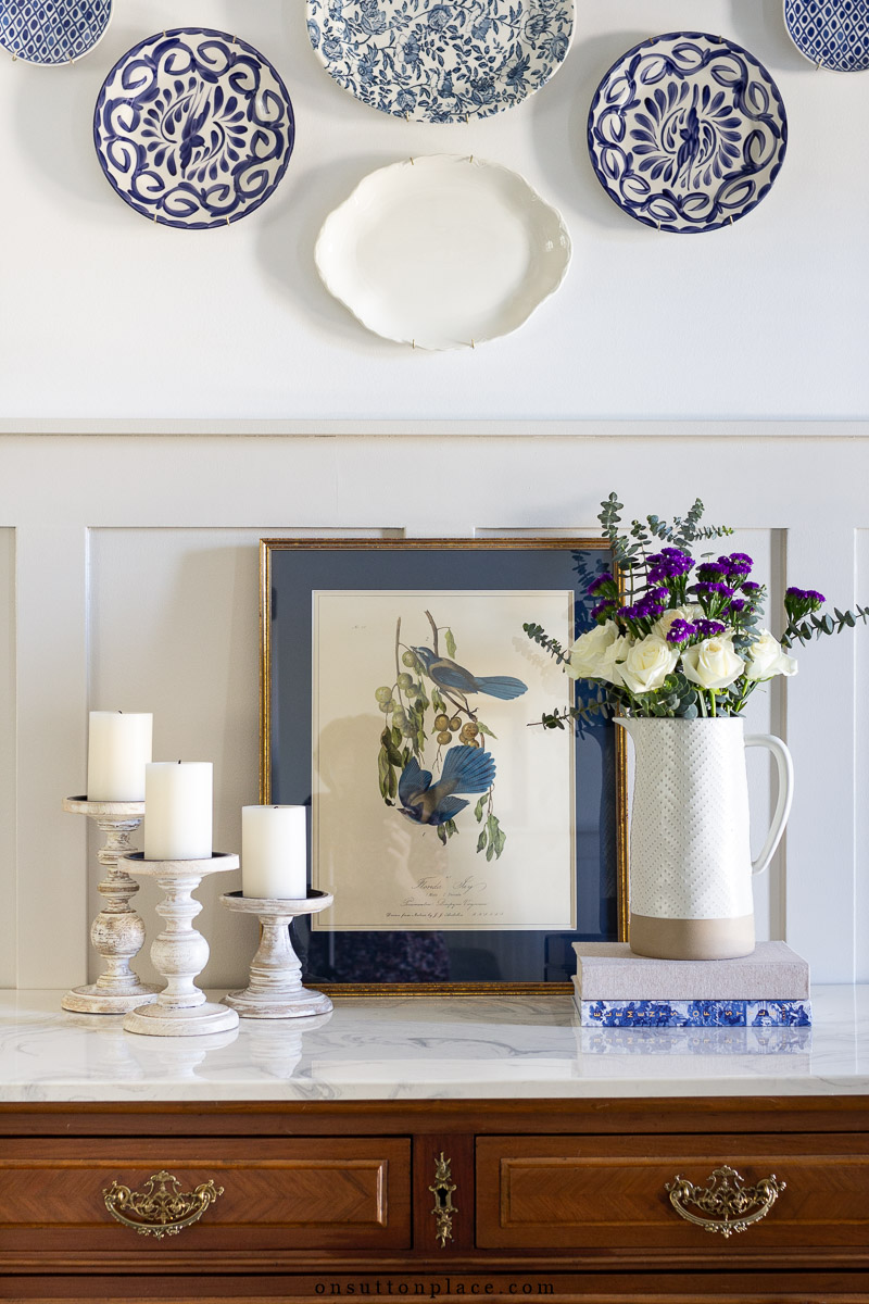 rule of 3 decorating on foyer chest