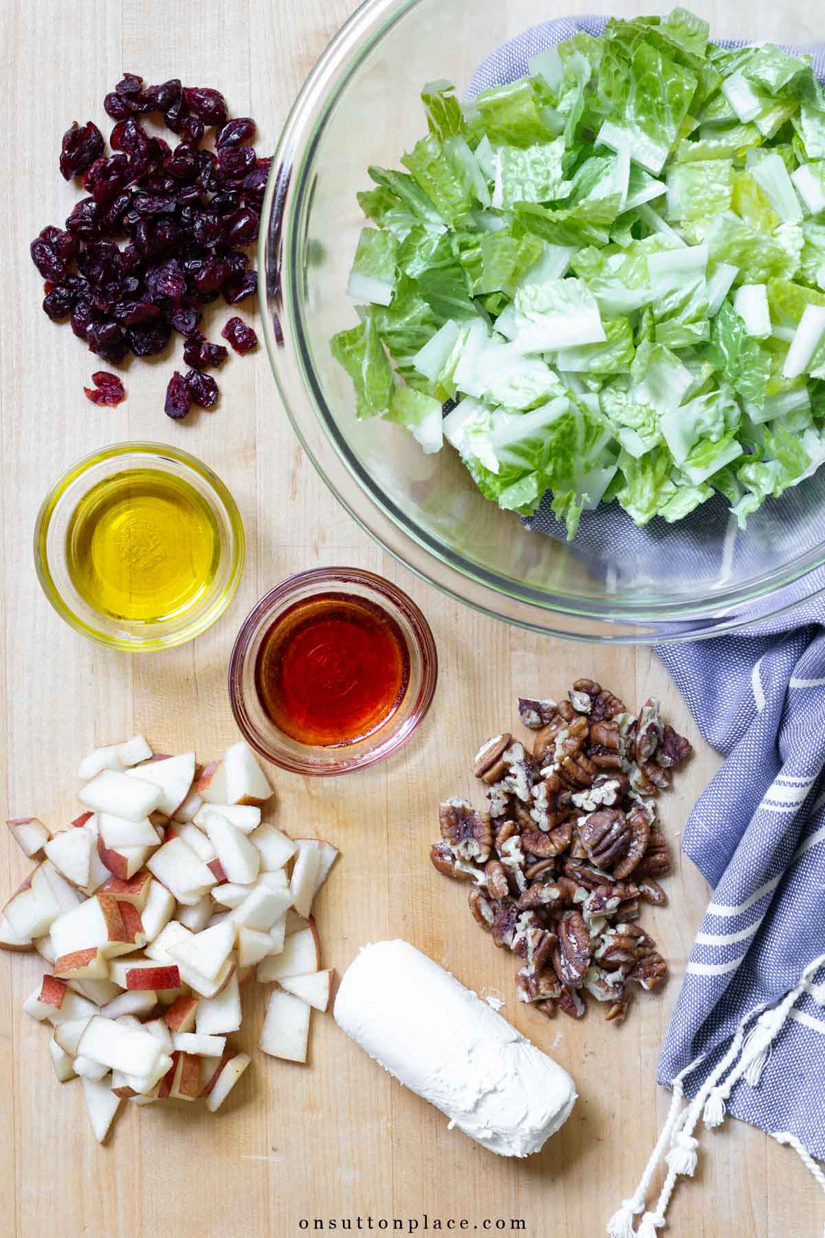 romaine lettuce salad ingredients with pears and cranberries