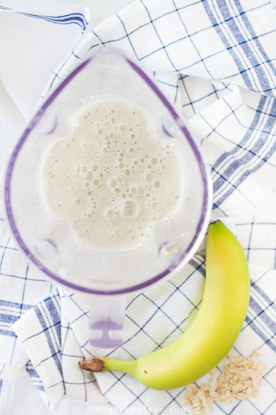 banana oatmeal smoothie in blender