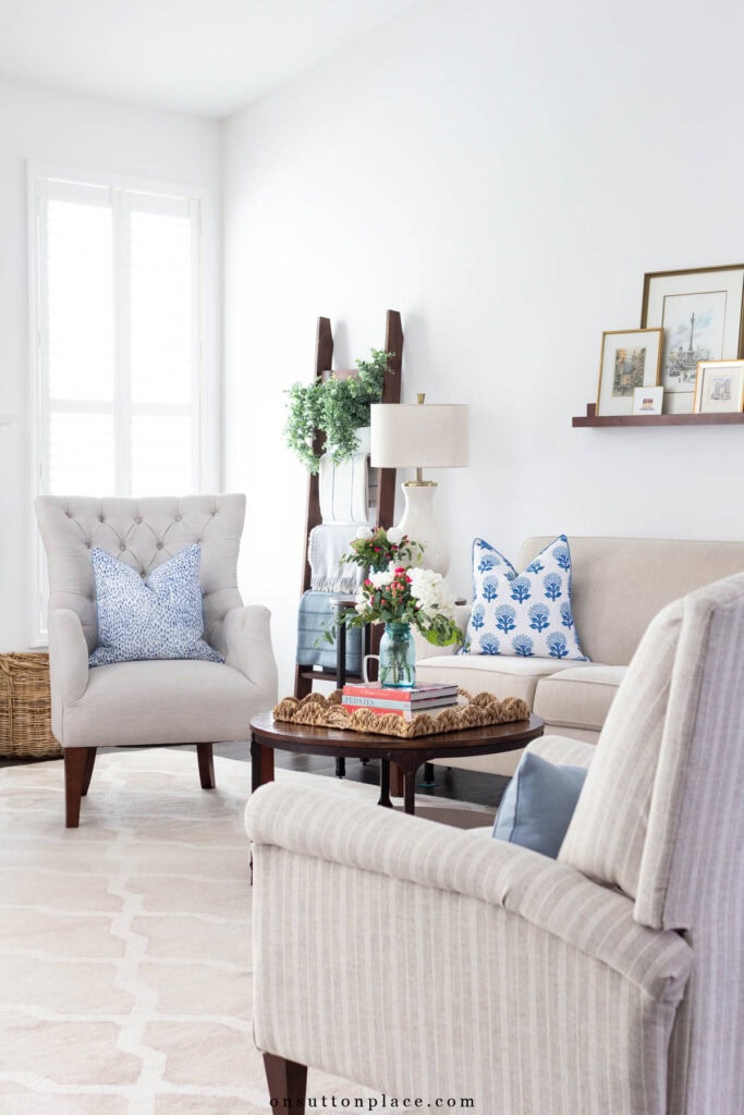 neutral summer living room decor with blue accents