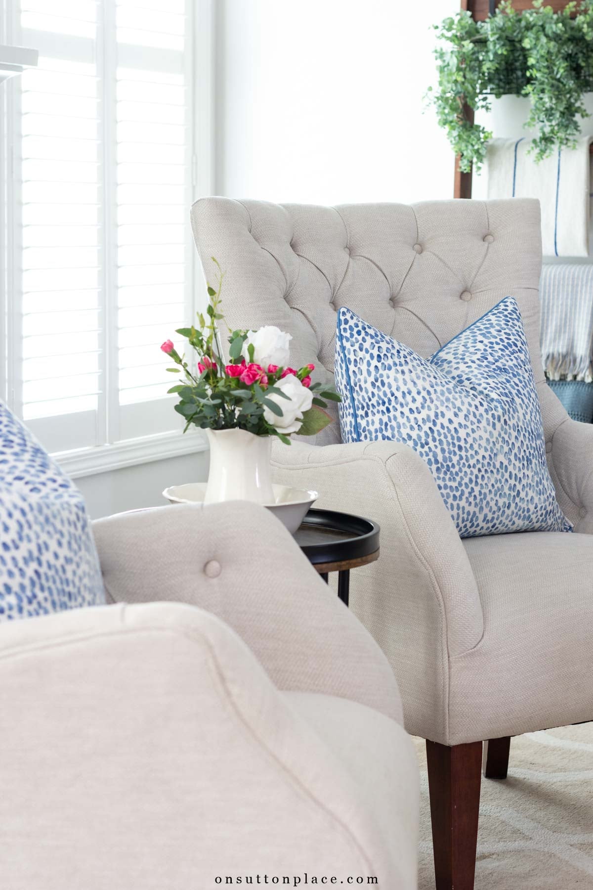 neutral summer living room decor with flowers and pillows