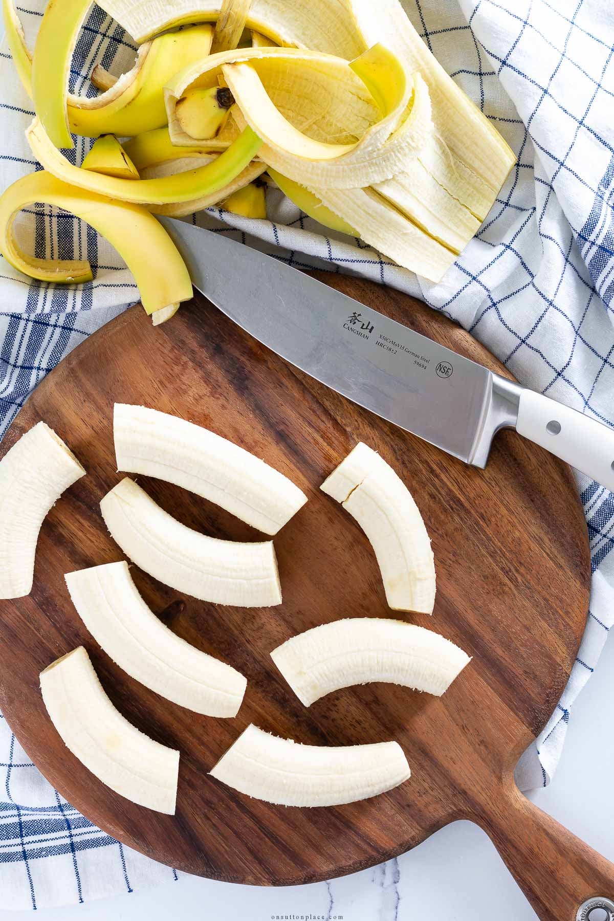 halved bananas on round cutting board