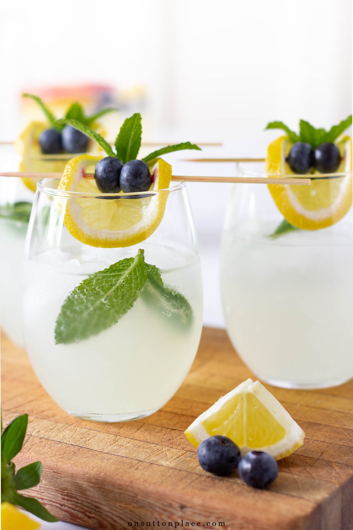 This mint lemonade spritzer recipe is a refreshing summer drink that mixes up in minutes and tastes amazing. Less than 5 calories per serving! lemonade recipe with fresh mint in clear glasses