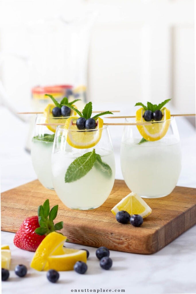 lemonade recipe with fresh mint in glasses