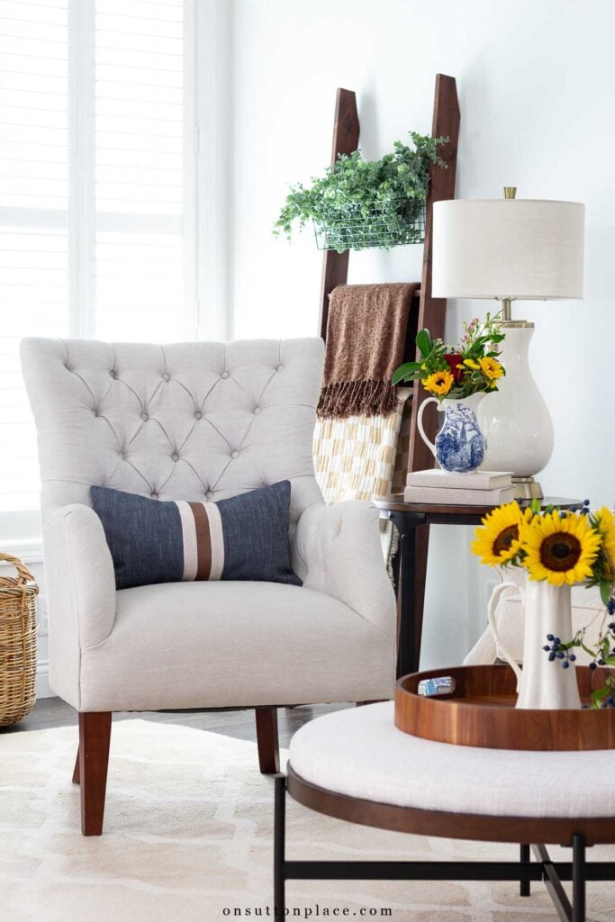fall vignette ideas in neutral living room with autumn colors