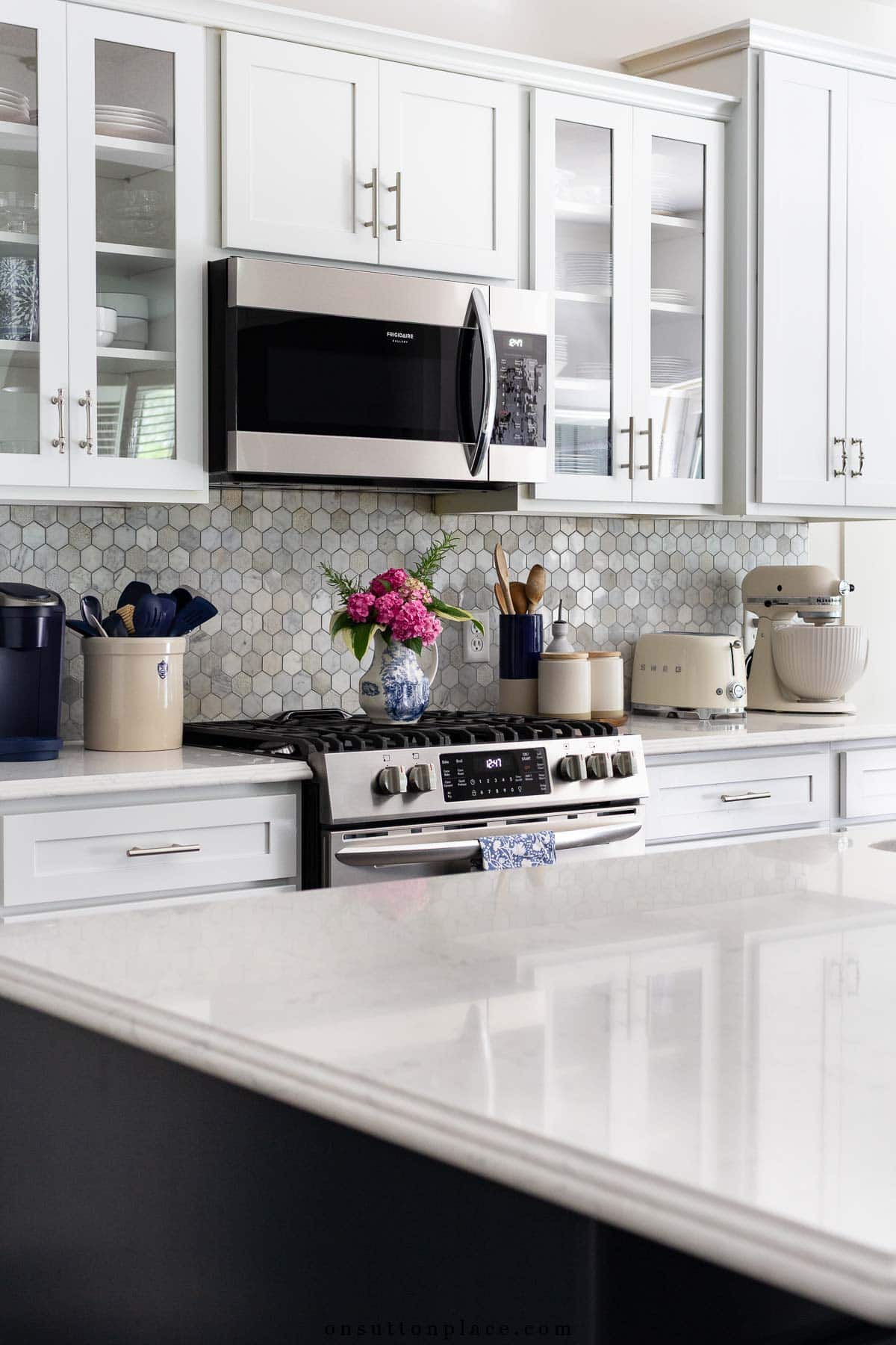 kitchen with no under cabinet lighting