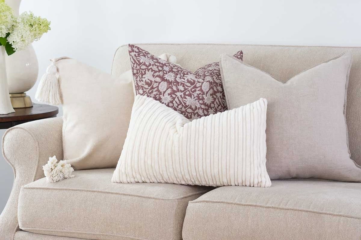 How to Decorate With Pillows And Throws: Stylish Tips for Cozy Spaces