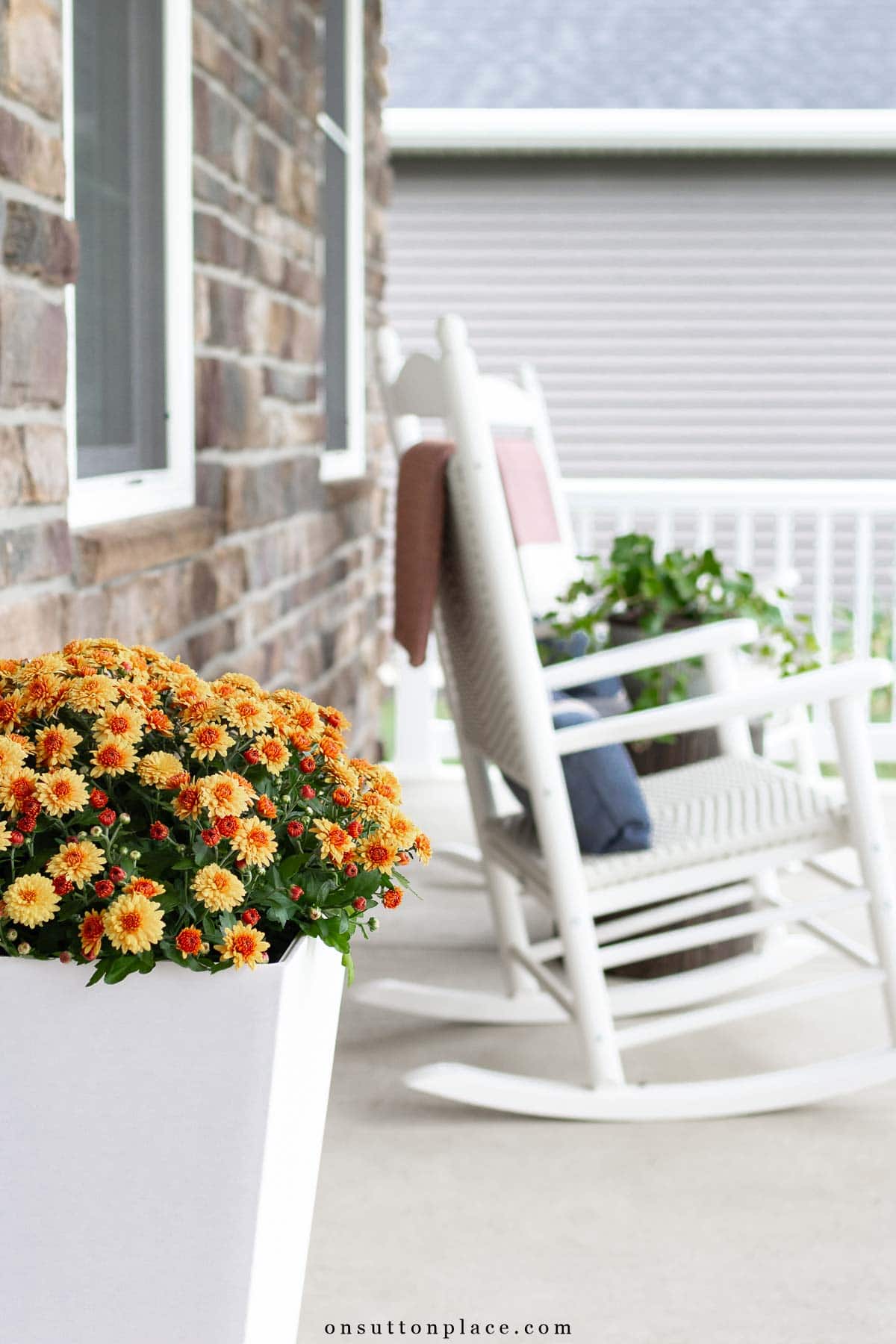fall porch decor ideas throw blankets on porch rockers-3