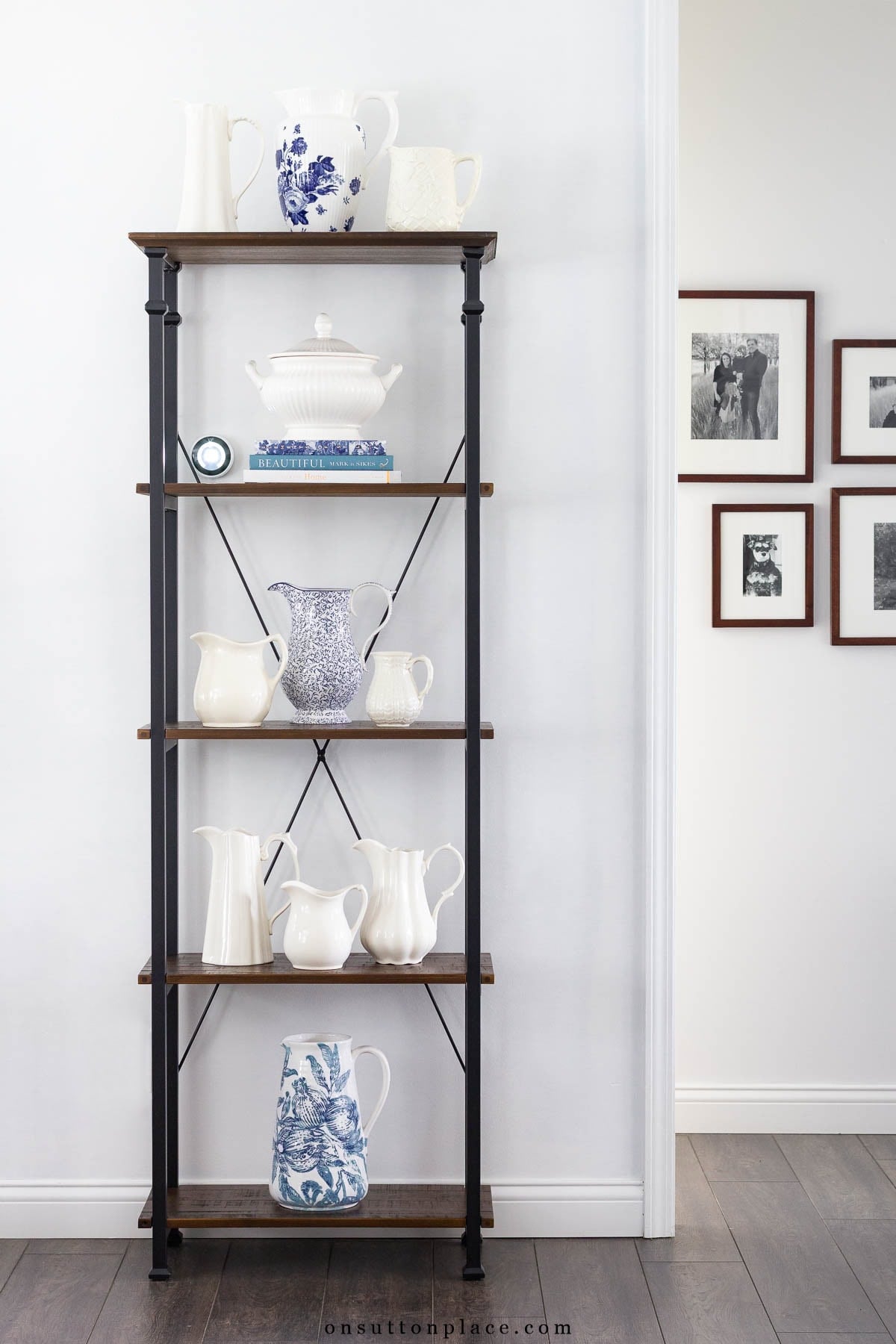 etagere with blue and white accessories (2)