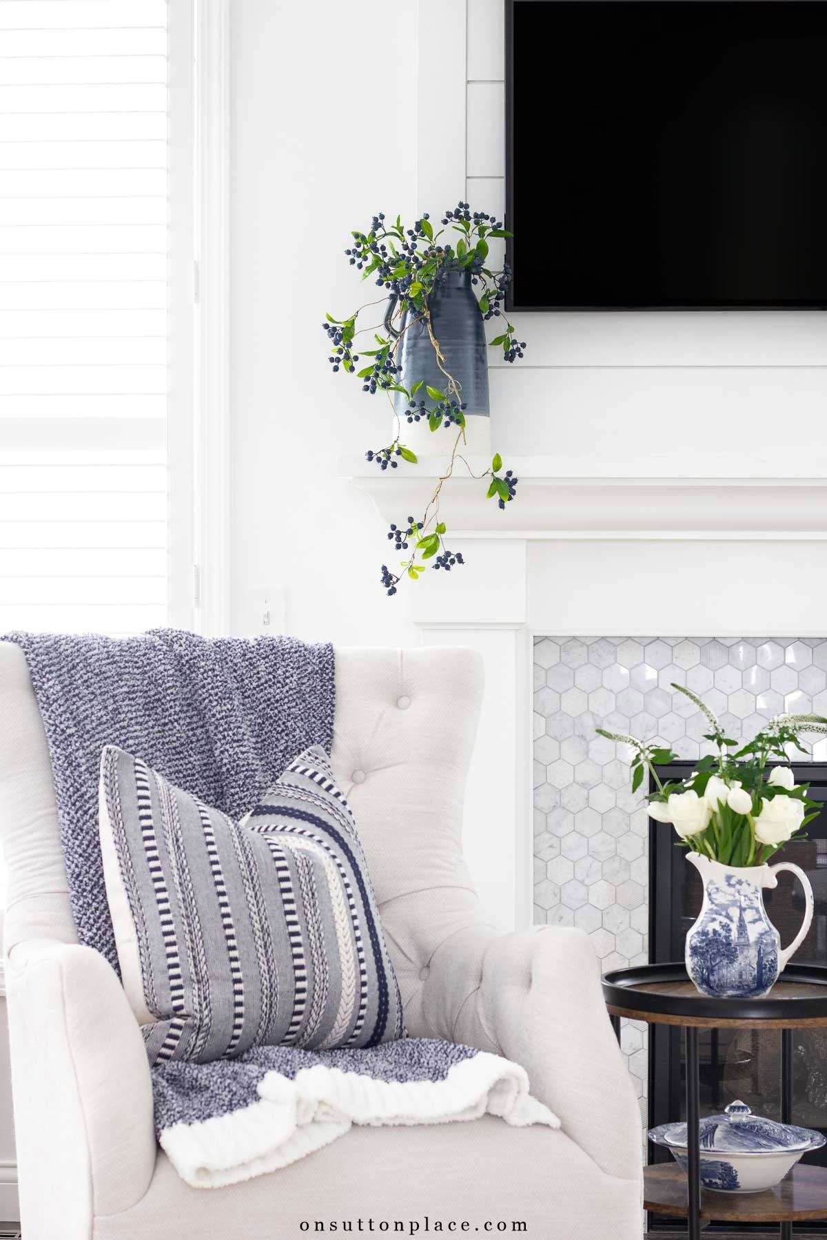 neutral living room chair throw blanket pillow (1)