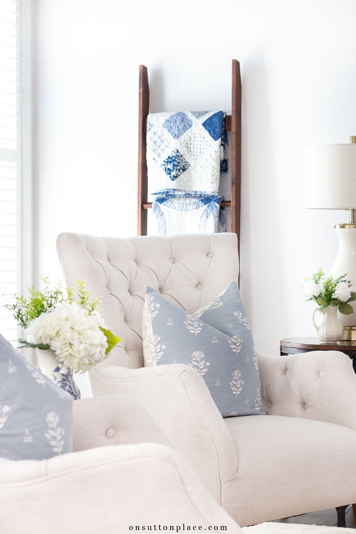 summer living room ideas neutral tufted chairs with blue pillows